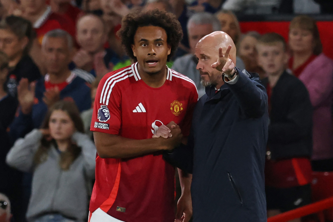 HLV Ten Hag chỉ đạo Joshu Zirkzee trước khi tung cầu thủ Hà Lan vào thay người ở trận Man Utd thắng Fulham 1-0 thuộc vòng 1 Ngoai hạng Anh ngày 16/8 trên sân Old Trafford, Manchester. Ảnh: AFP