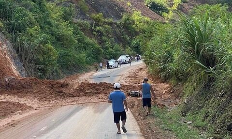 Người đàn ông suýt bị đất sạt lở vùi lấp