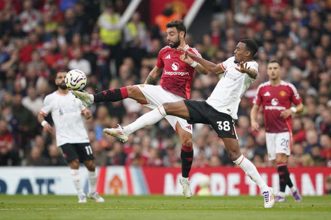 Tiền vệ Liverpool Ryan Gravenberch (số 38) tranh bóng với tiền vệ Man Utd Bruno Fernandes ở vòng 3 Ngoại hạng Anh trên sân Old Trafford ngày 1/9/2024. Ảnh: AP