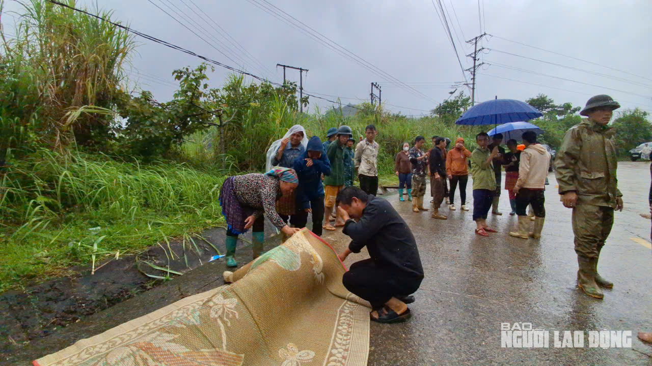 VIDEO: Thêm vụ sạt lở trên quốc lộ vùi lấp 6 người trong 1 gia đình ở Lào Cai- Ảnh 3.