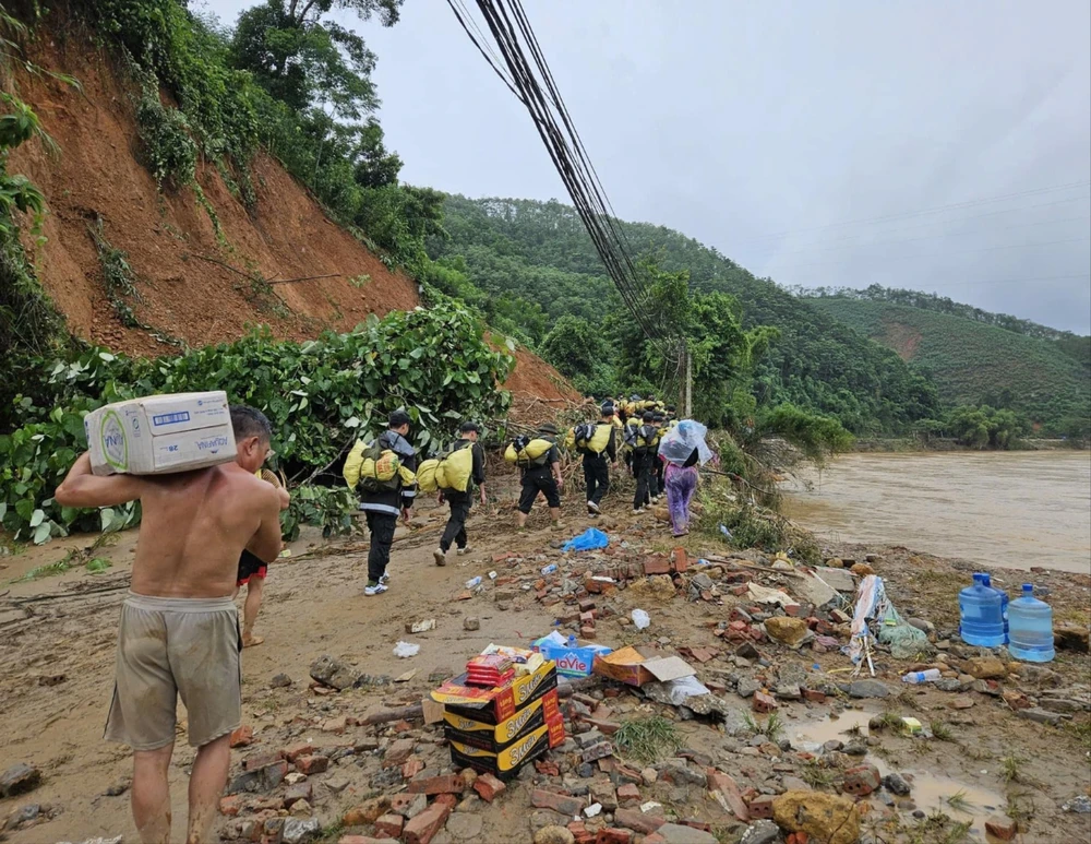 Đội cứu nạn cứu hộ cơ động vào địa bàn các xã bị cô lập do mưa lũ, sạt lở. Ảnh: Truyền hình Bảo Yên