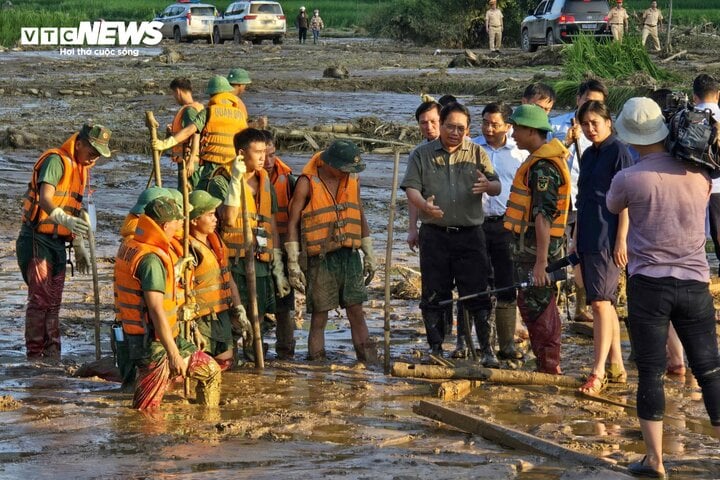 Kỳ tích ở Làng Nủ: 8 người may mắn kịp thoát khi lũ cuồn cuộn đổ về- Ảnh 3.