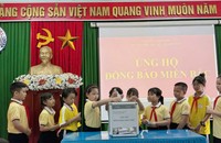 Học sinh Trường TH số 1 Quảng Hòa (TX. Ba Đồn) quyên góp, ủng hộ đồng bào bị lũ lụt miền Bắc.