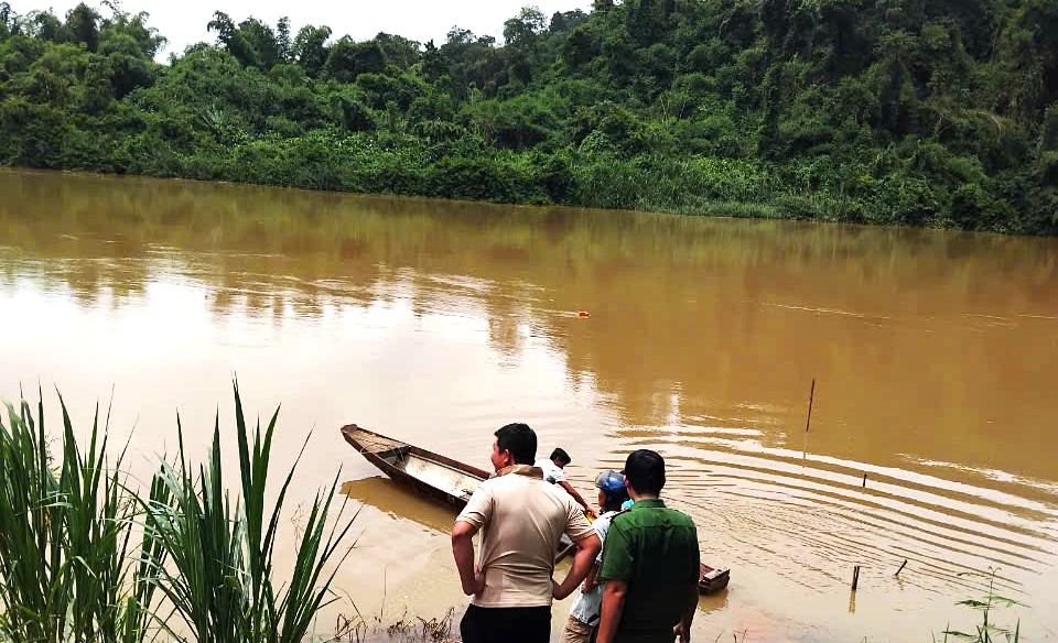 Nước sông Đồng Nai sâu, chảy xiết đang gây rất nhiều khó khăn cho công tác cứu hộ, tìm kiếm nạn nhân