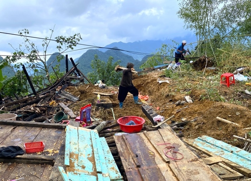  Căn nhà bà Bàn Mùi Chẹ nằm bên kia quốc lộ 34 bị đất đá trên núi Lũng Nọi cuốn đổ sập hoàn toàn.