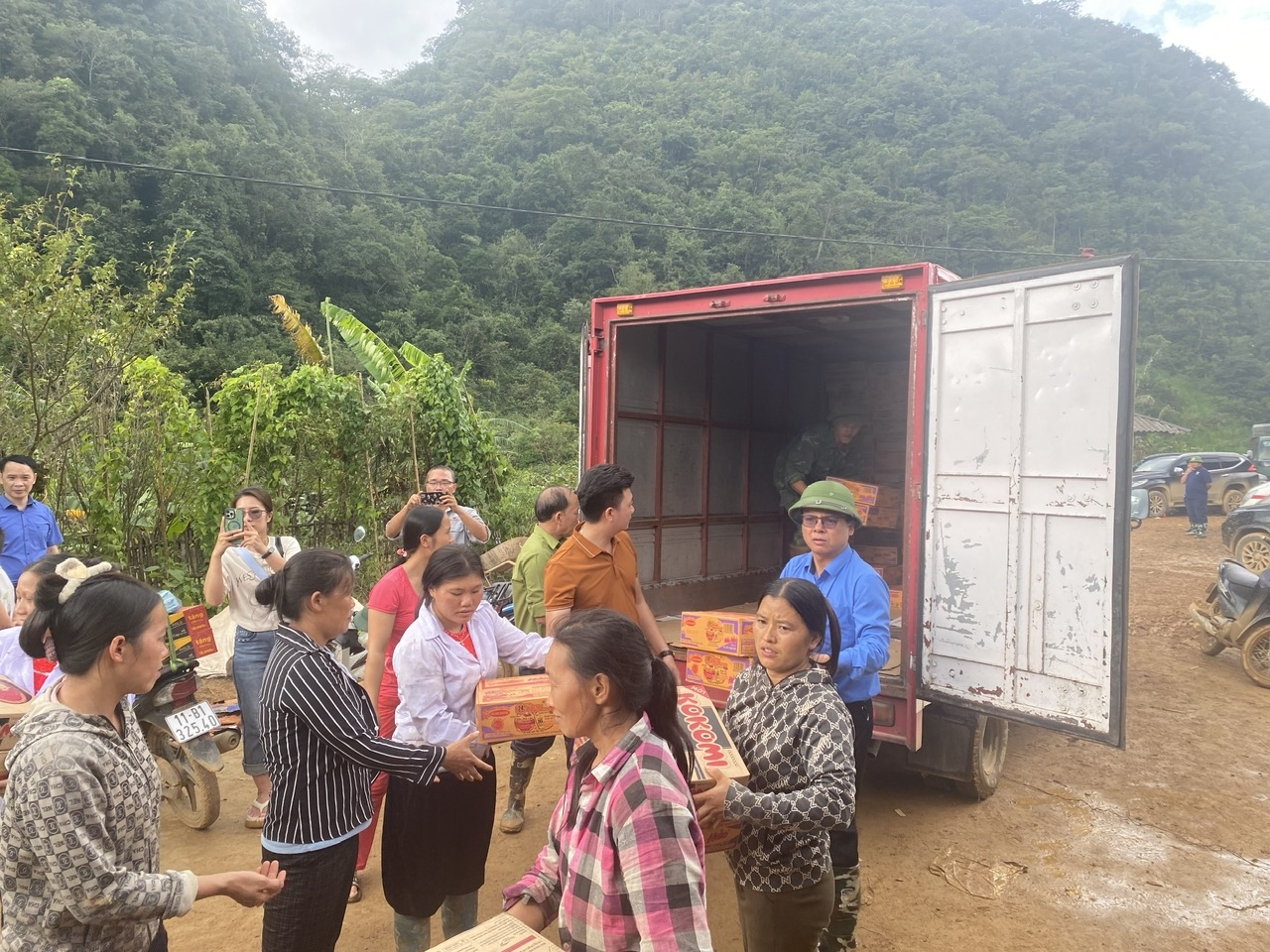 Hàng cứu trợ được vận chuyển đến điểm sạt lở xóm Lũng Lỳ, xã Ca Thành, huyện Nguyên Bình.