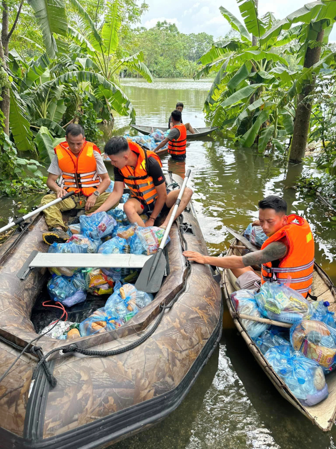 Đội cứu hộ 24h tham gia cứu hộ và vận chuyển nhu yếu phẩm đến bà con các vùng lũ lụt. Trong hình, đoàn làm nhiệm vụ tại . Ảnh: Hoài Hương