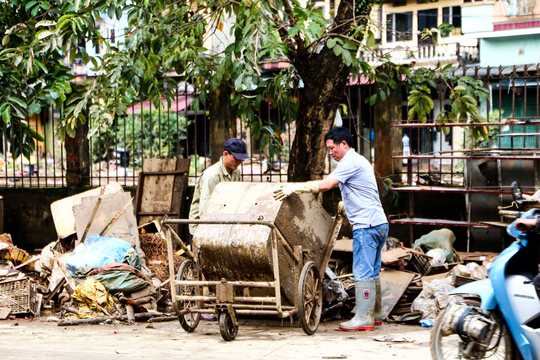 Các tiểu thương chợ TP Yên Bái cùng hỗ trợ nhau khắc phục hậu quả sau bão.