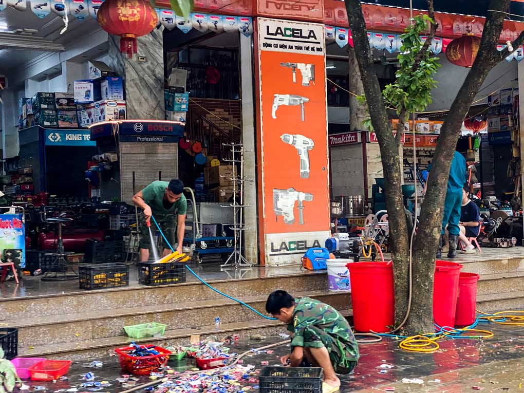 Thời gian qua, sau khi nước lũ rút, đông đảo lực lượng đoàn viên, thanh niên các đoàn cơ sở và Nhân dân trên địa bàn thành phố Lào Cai cùng nhau dọn vệ sinh, khắc phục hậu quả sau lũ. Trong đó, công tác khắc phục hậu quả lũ lụt được triển khai chủ yếu tại 3 phường: Cốc Lếu, Kim Tân, Lào Cai tại một số tuyến đường, như: An Dương Vương, Soi Tiền, Hồng Hà, Cao Lỗ, Minh Khai, đường bờ kè phường Lào Cai. Đây là khu vực chịu ảnh hưởng nặng của hoàn lưu bão số 3 gây ngập lụt, ước tính hàng trăm hộ bị thiệt hại về tài sản. Tuy nước đã rút nhưng vẫn để lại một lượng lớn bùn đất gây khó khăn cho công tác vệ sinh môi trường.