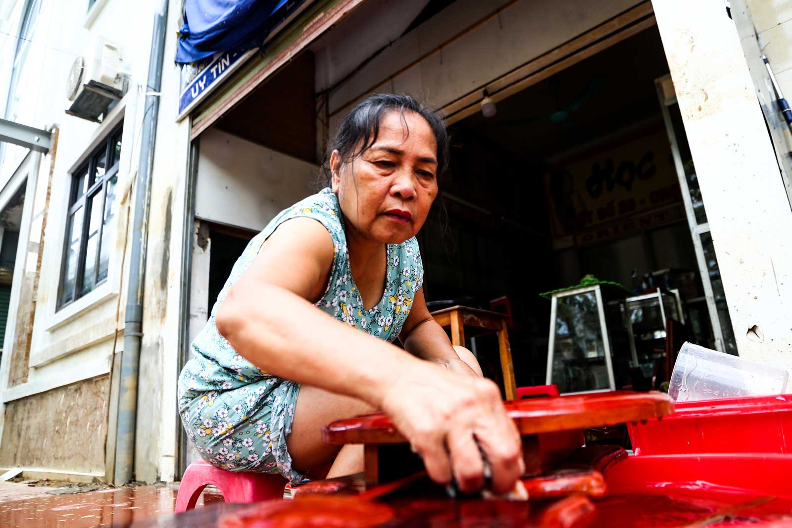 Bà Sử không giấu nổi vẻ lo lắng: “Hầu hết toàn bộ đồng hồ của cửa hàng đều ngập nước hư hỏng, bây giờ tôi và chồng lau chùi xem còn cứu được chiếc nào không, cửa hàng sẽ khắc phục sớm để hoạt động phục vụ quý khách“.