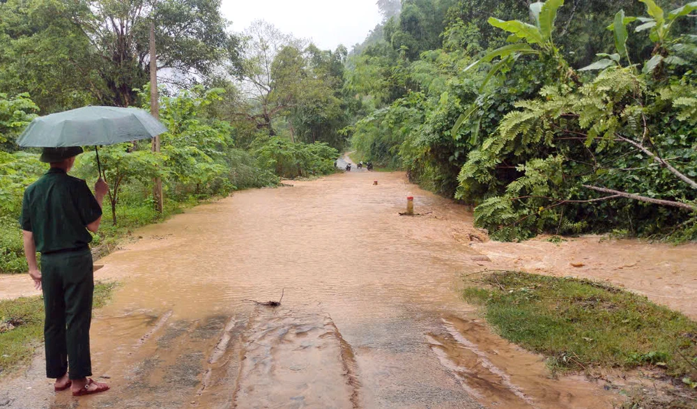 Lũ lớn đổ về xã biên giới Mường Chanh, khẩn cấp di dời sơ tán hàng chục hộ dân - 6.jpg