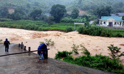 Nước lũ đổ về ào ạt, xã biên giới ở Thanh Hóa sơ tán hàng chục hộ dân - 1