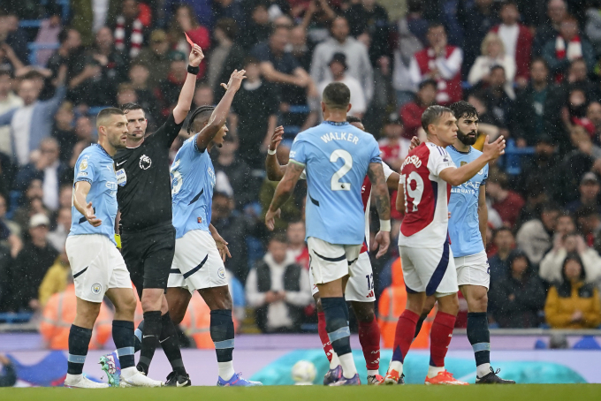 Tiền đạo Arsenal Leandro Trossard (số 19) nhận thẻ đỏ trong trận hòa Man City 2-2 trên sân Etihad ở vòng 5 Ngoại hạng Anh ngày 22/9. Ảnh: AP