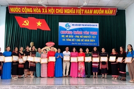 Đak Pơ tôn vinh 20 "Mẹ đỡ đầu" và 9 phụ nữ khuyết tật