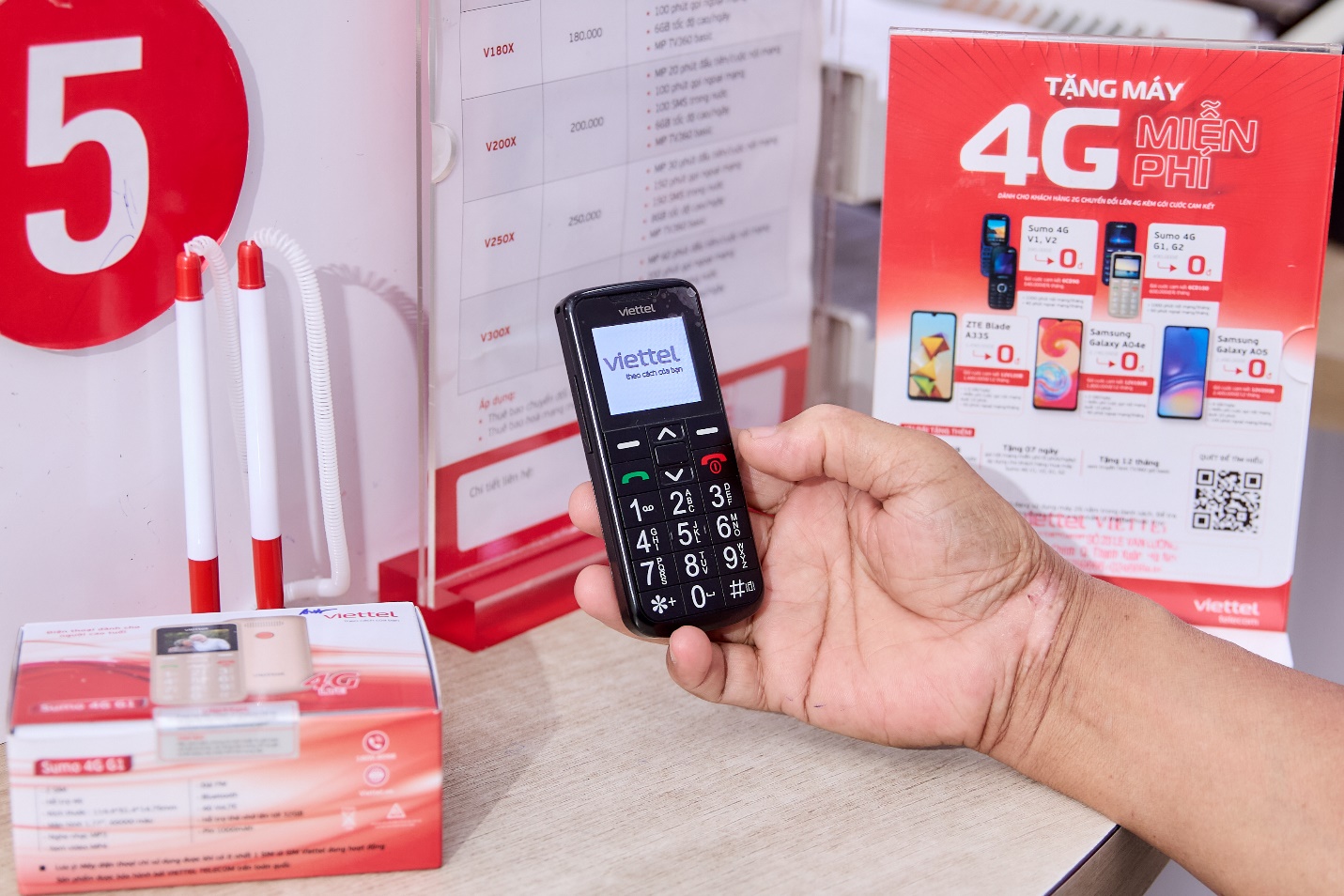 Viettel chi gần 300 tỷ đồng hỗ trợ chuyển đổi 4G miễn phí cho khách hàng- Ảnh 2.