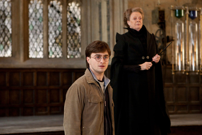 Daniel Radcliffe (trái) và Maggie Smith trong một cảnh phim Harry Potter. Ảnh: Warner Bros.