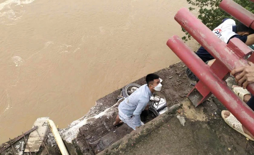 Hai thanh niên thoát chết trong vụ sập cầu Phong Châu, người và xe rơi xuống chân cầu- Ảnh 1.