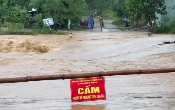 Ném dây thừng cứu người phụ nữ bị lũ cuốn trôi - Ảnh 3.