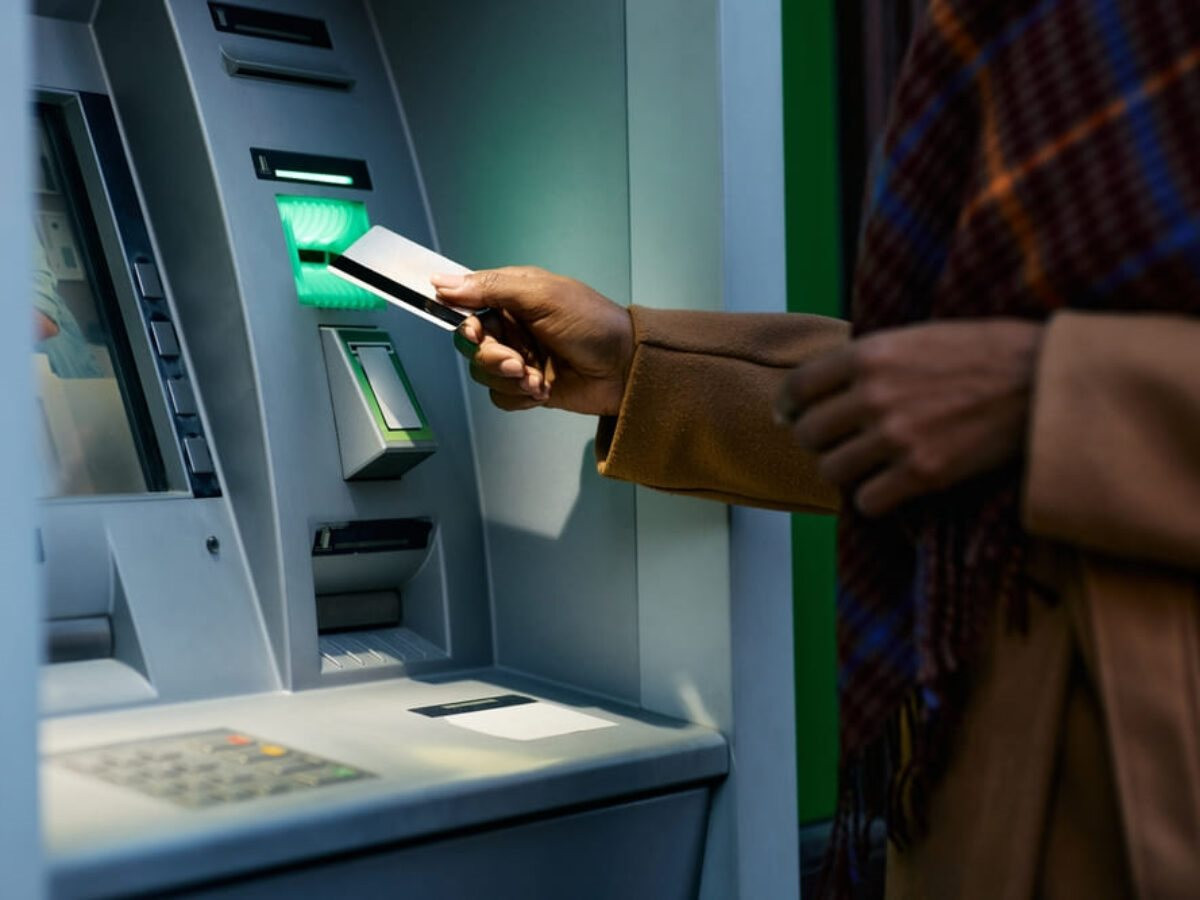 Ra cây ATM rút tiền, tài khoản nhiều người bỗng mất 600 triệu, chi tiết bất thường vạch trần trò lừa đảo tinh vi- Ảnh 1.