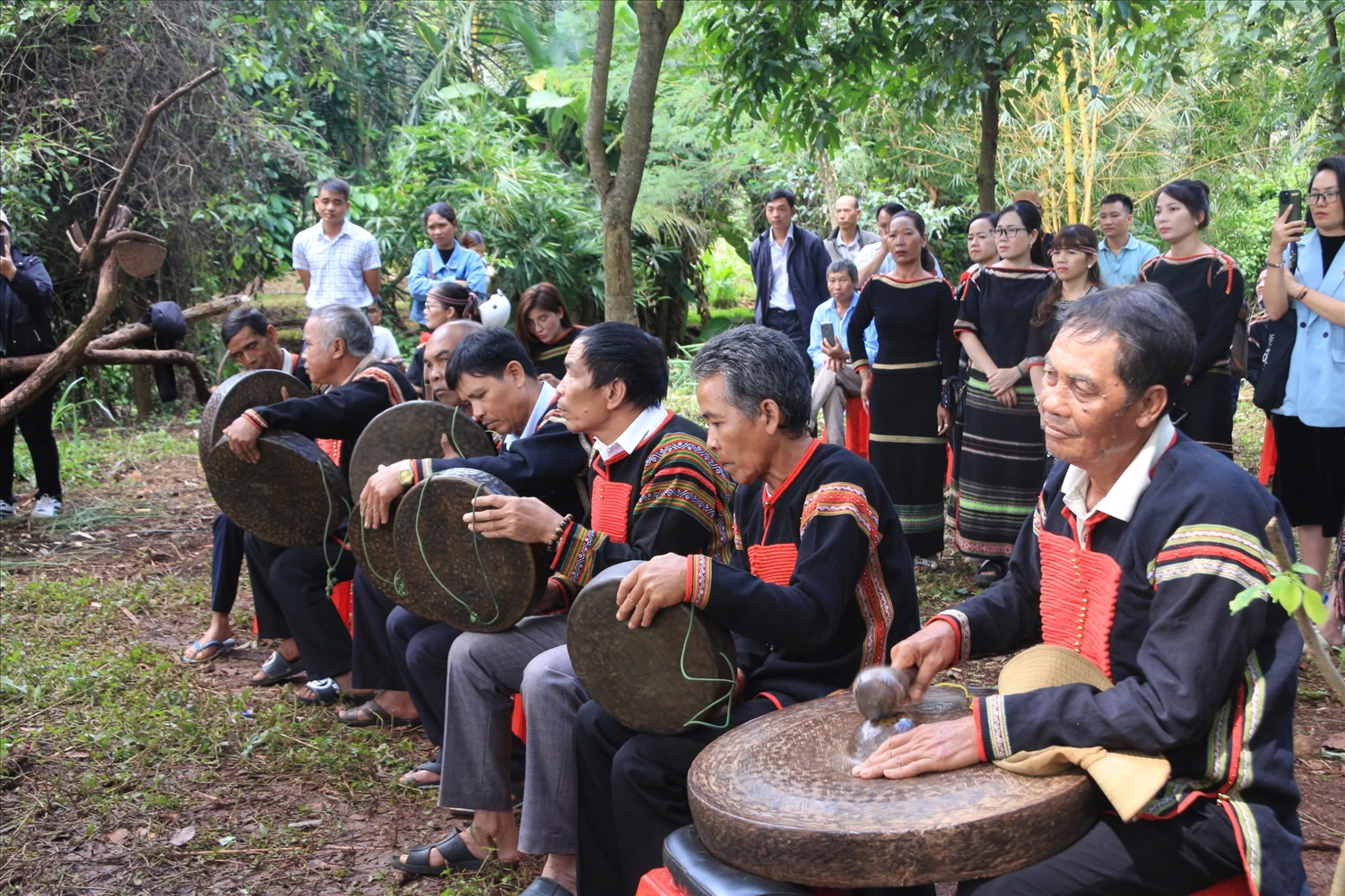 Đội nghệ nhân diễn tấu các bài chiêng trong lễ cúng