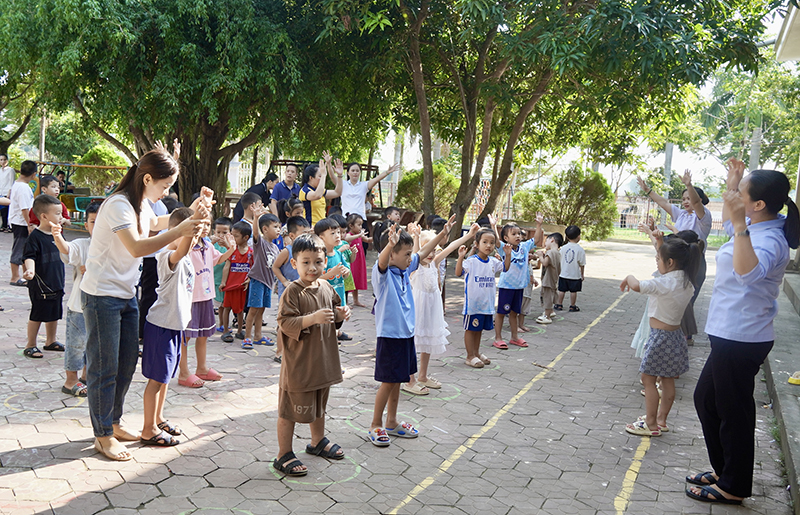 Giờ học thể dục của các cháu tại Mái ấm Hy Vọng Vincent.